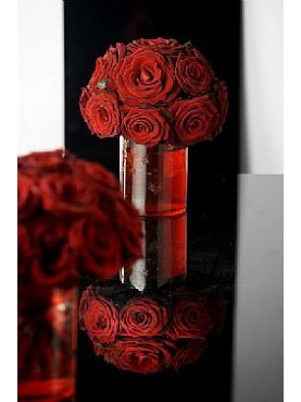 Βάζο με κόκκινα τριαντάφυλλα
