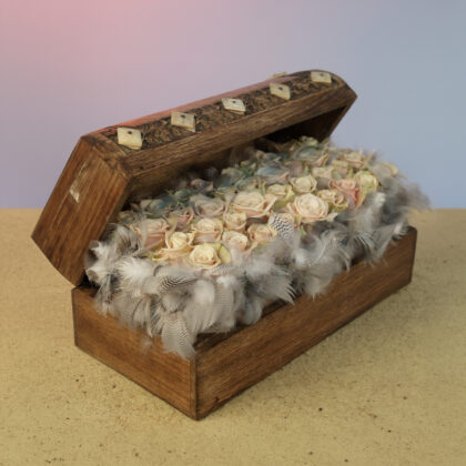 Ξύλινο μπαουλάκι με τριαντάφυλλα