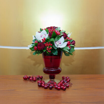 Γυάλινο βάζο με τριαντάφυλλα και ορχιδέες